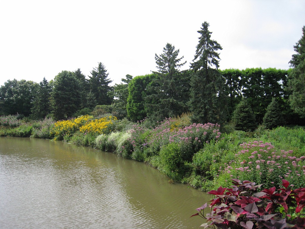 Botanical Gardens 2010 0100.jpg - The Chicago Botanic Gardens. Wear comfortable shoes, and be prepared to enjoy the landscape for a day.